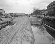 852513 Gezicht op de gedempte Stadsbuitengracht te Utrecht, tijdens de aanleg van de Catharijnebaan, met links de ...